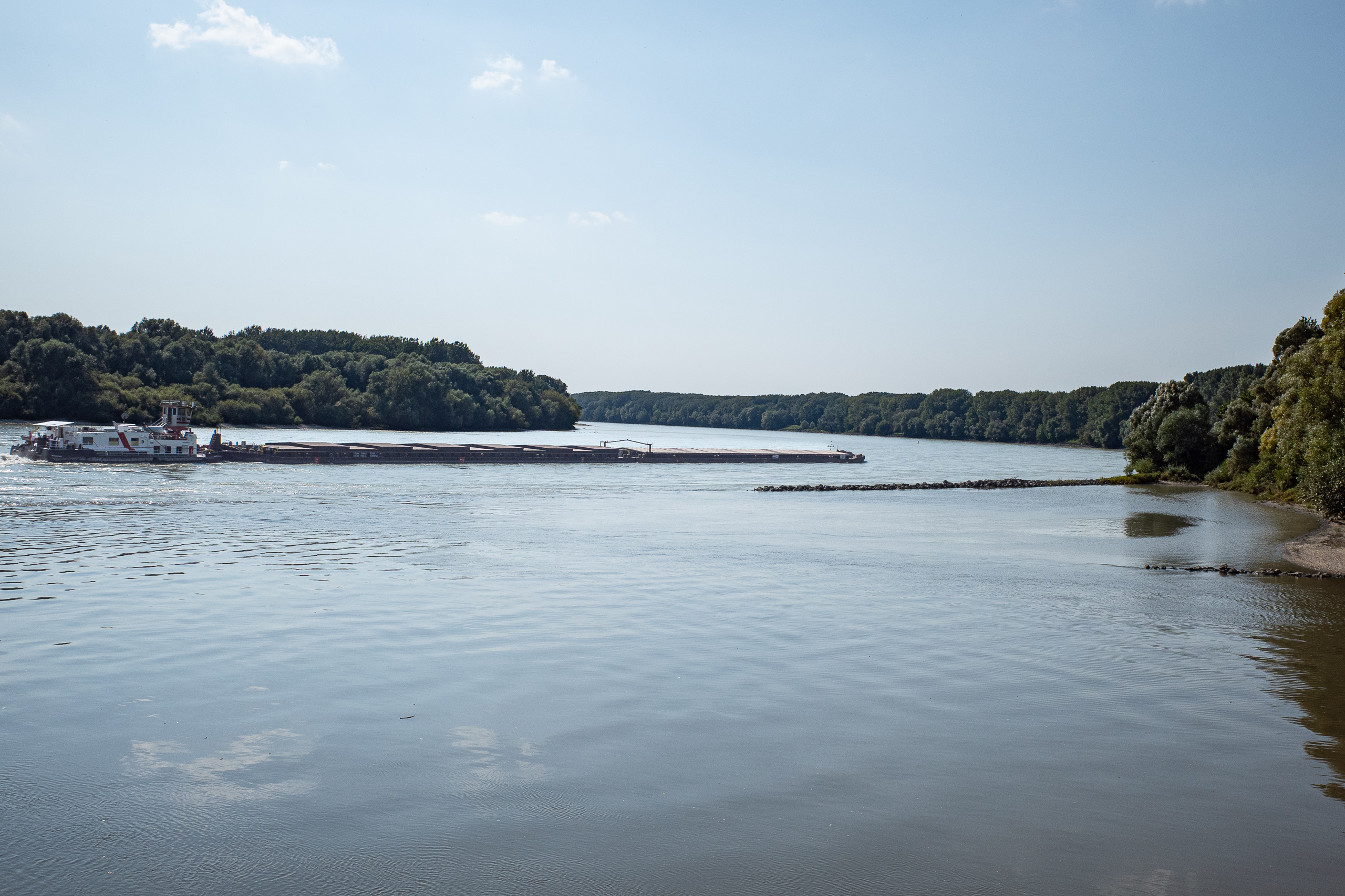 Das unheimlich lange Schubboot arbeitet sich die Donau hinauf